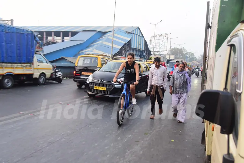 Aisha Sharma spotted at Dadar