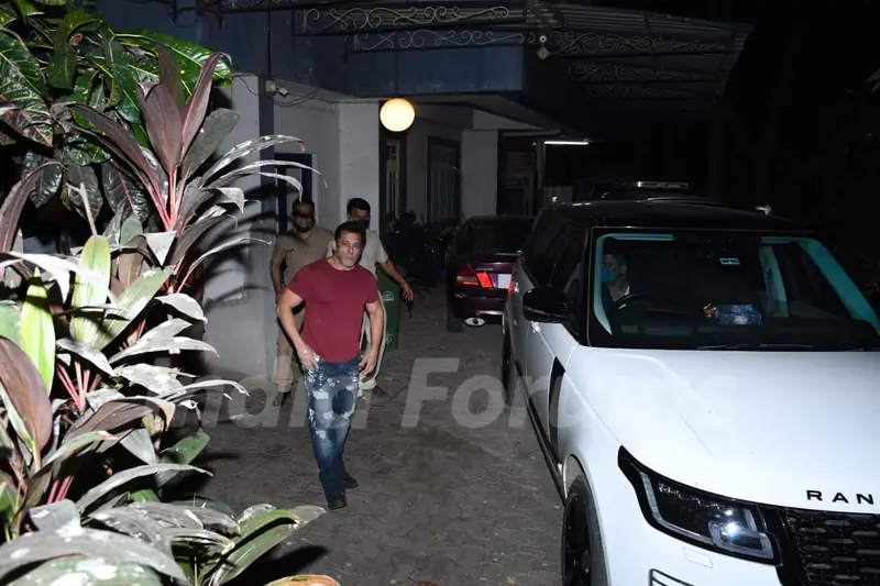 Salman Khan snapped at Bandra