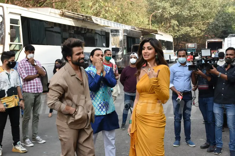 Shilpa Shetty and Rithvik Dhanjani snapped behind the sets of Super Dancer Chapter 4