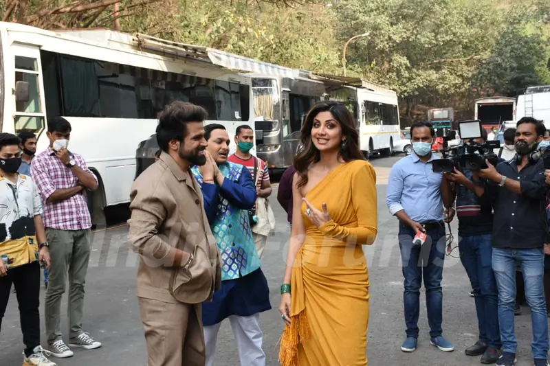 Shilpa Shetty and Rithvik Dhanjani snapped behind the sets of Super Dancer Chapter 4