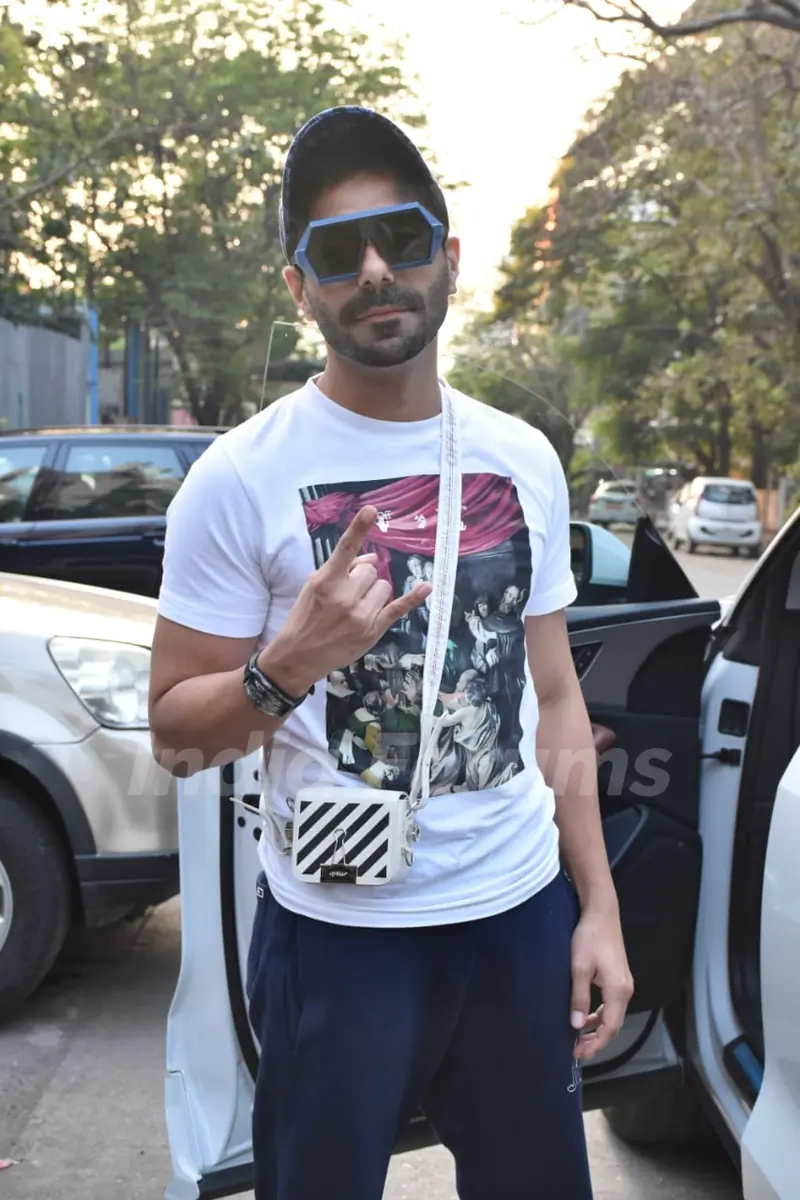 Aparshakti Khurrana snapped at Juhu
