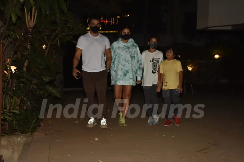 Amrita Arora snapped visiting Kareena Kapoor Khan's residence!