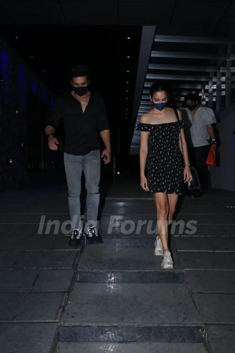 Lovebirds Kriti Kharbanda and Pulkit Samrat snapped in Bandra