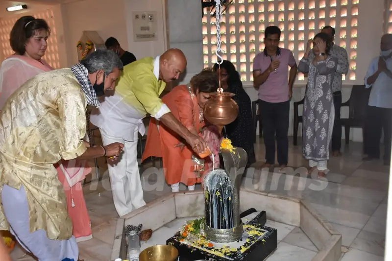 Rakesh Roshan and family attend Shivratri Puja in Panvel! 