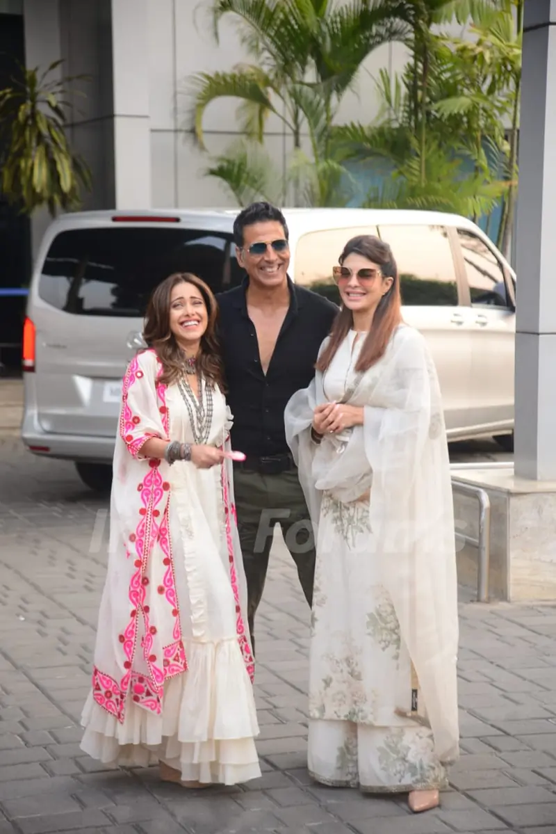 Akshay Kumar, Jacqueline Fernandez & Nushrat Barucha leave for the shoot of Ram Setu 