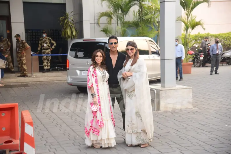 Akshay Kumar, Jacqueline Fernandez & Nushrat Barucha leave for the shoot of Ram Setu 