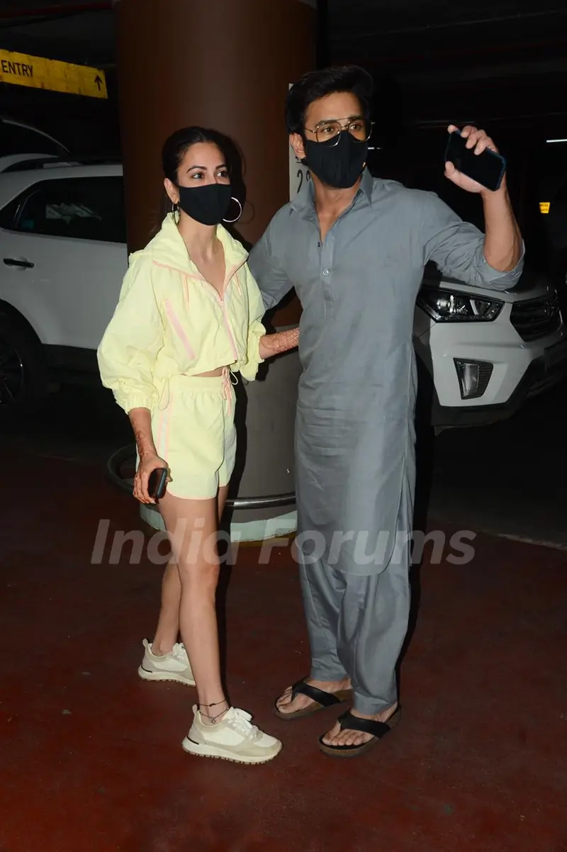 Kriti Kharbanda and Pulkit Samrat snapped at airport