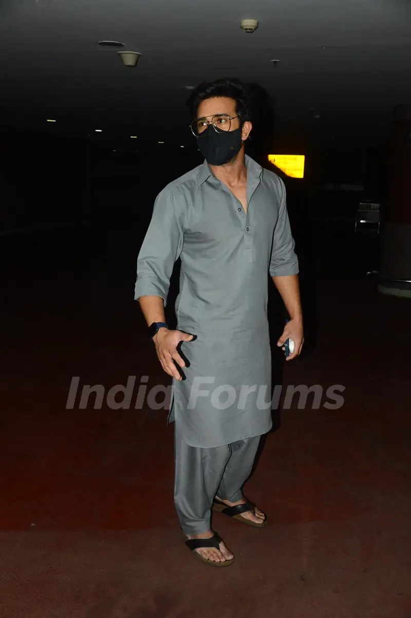 Kriti Kharbanda and Pulkit Samrat snapped at airport