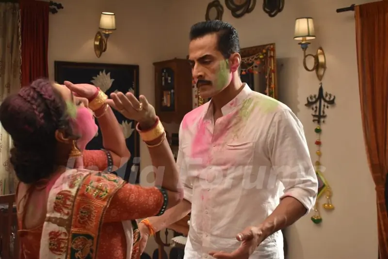 Anupamaa and Vanraj celebrating holi in Anupamaa serial