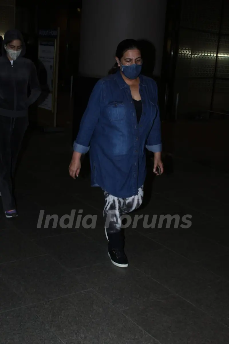 Amrita Singh snapped at Airport