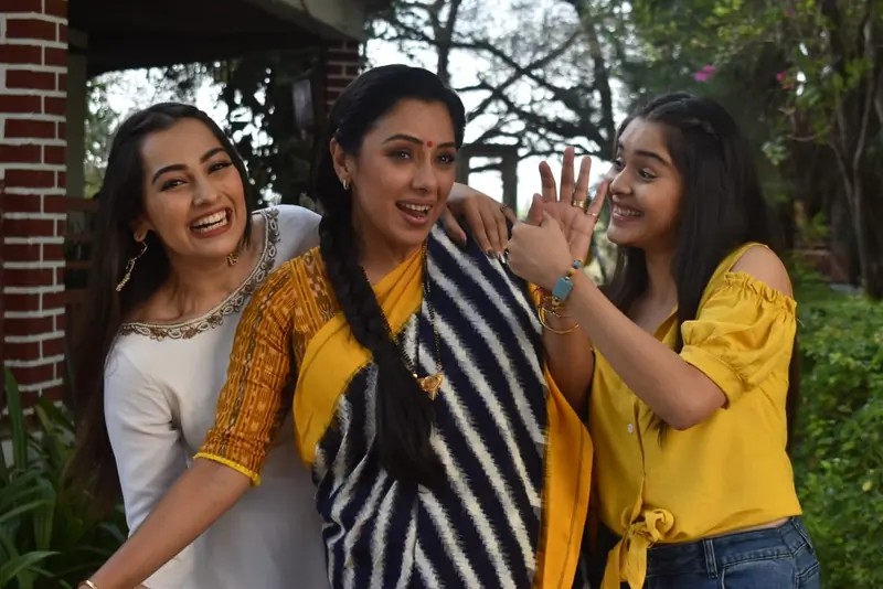 'Anupamaa': The Shahs cheer up Anupamaa with some dance