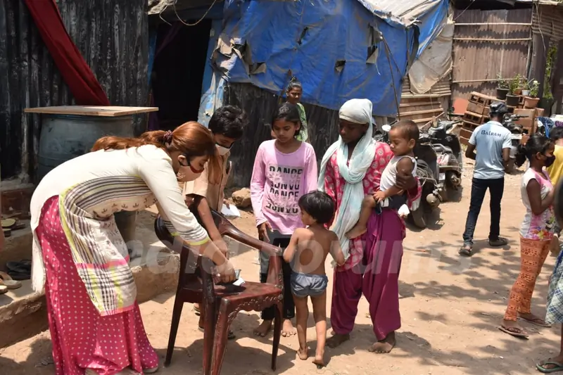Actress Payal Ghosh provides food for the needy in Versova!