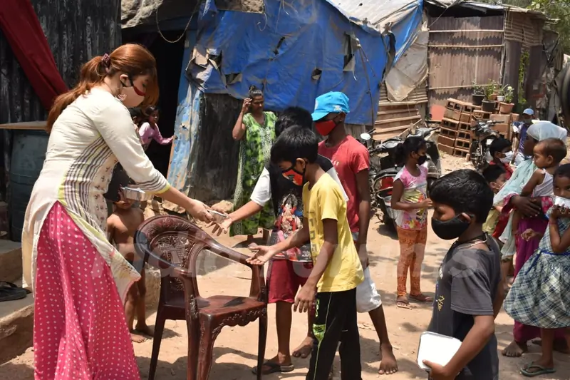 Actress Payal Ghosh provides food for the needy in Versova!