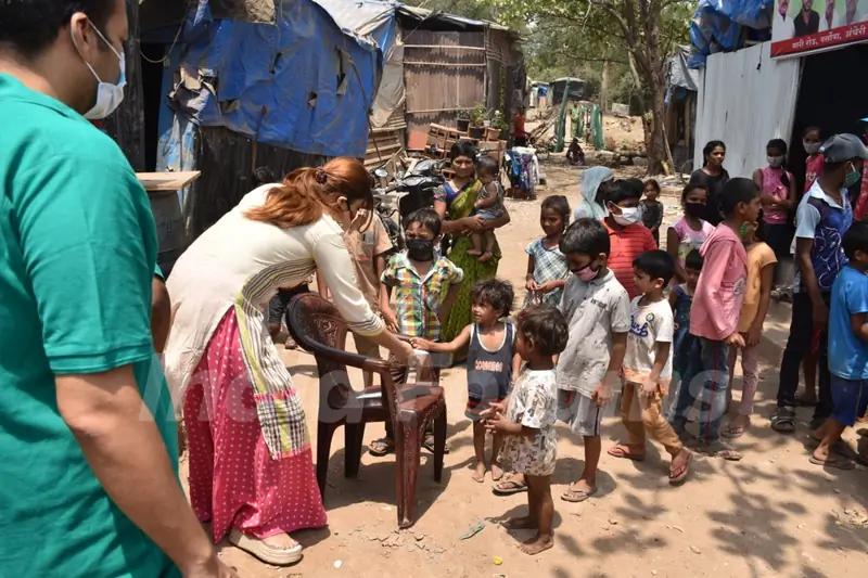 Actress Payal Ghosh provides food for the needy in Versova!