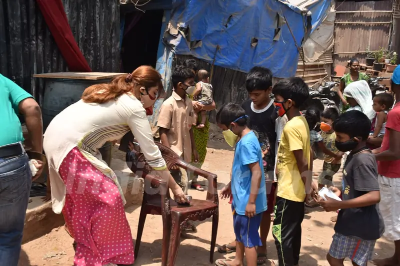 Actress Payal Ghosh provides food for the needy in Versova!