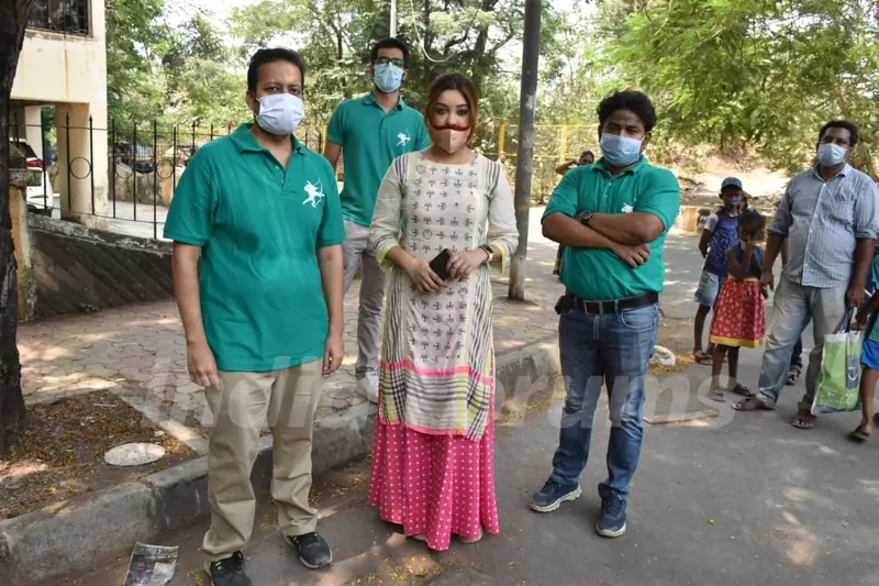Actress Payal Ghosh provides food for the needy in Versova!
