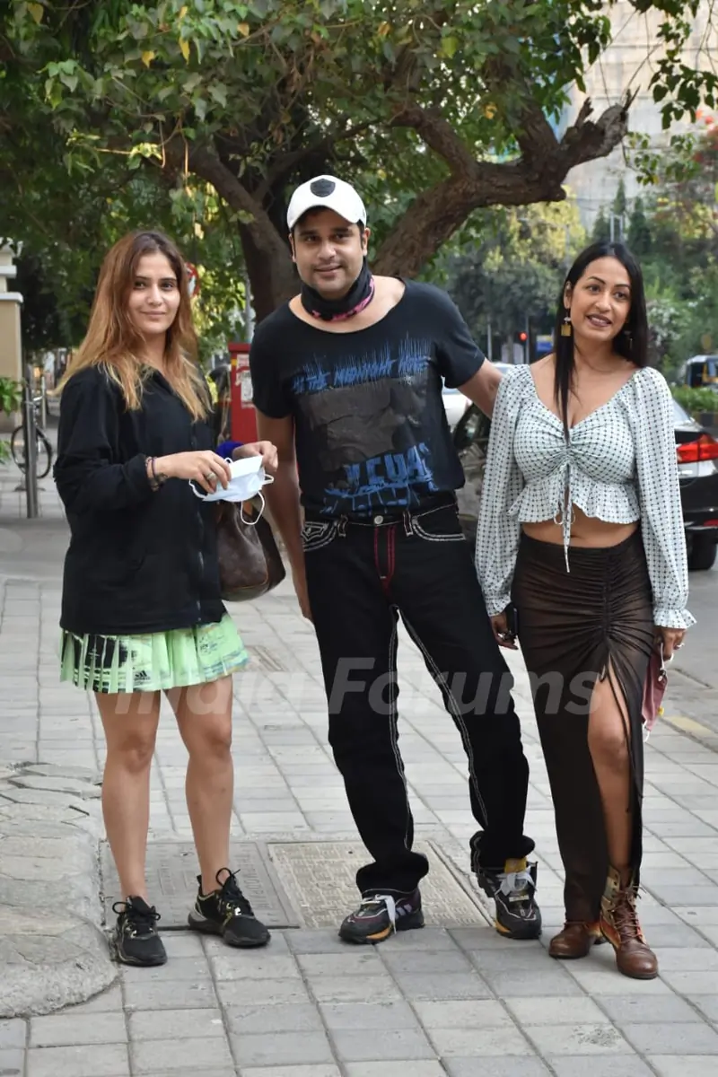 Aarti Singh, Krushna Abhishek and Kashmira Shah spotted in Khar