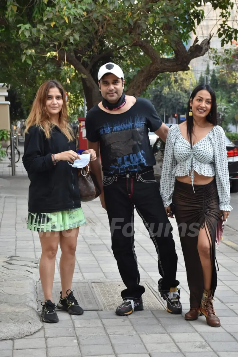 Aarti Singh, Krushna Abhishek and Kashmira Shah spotted in Khar