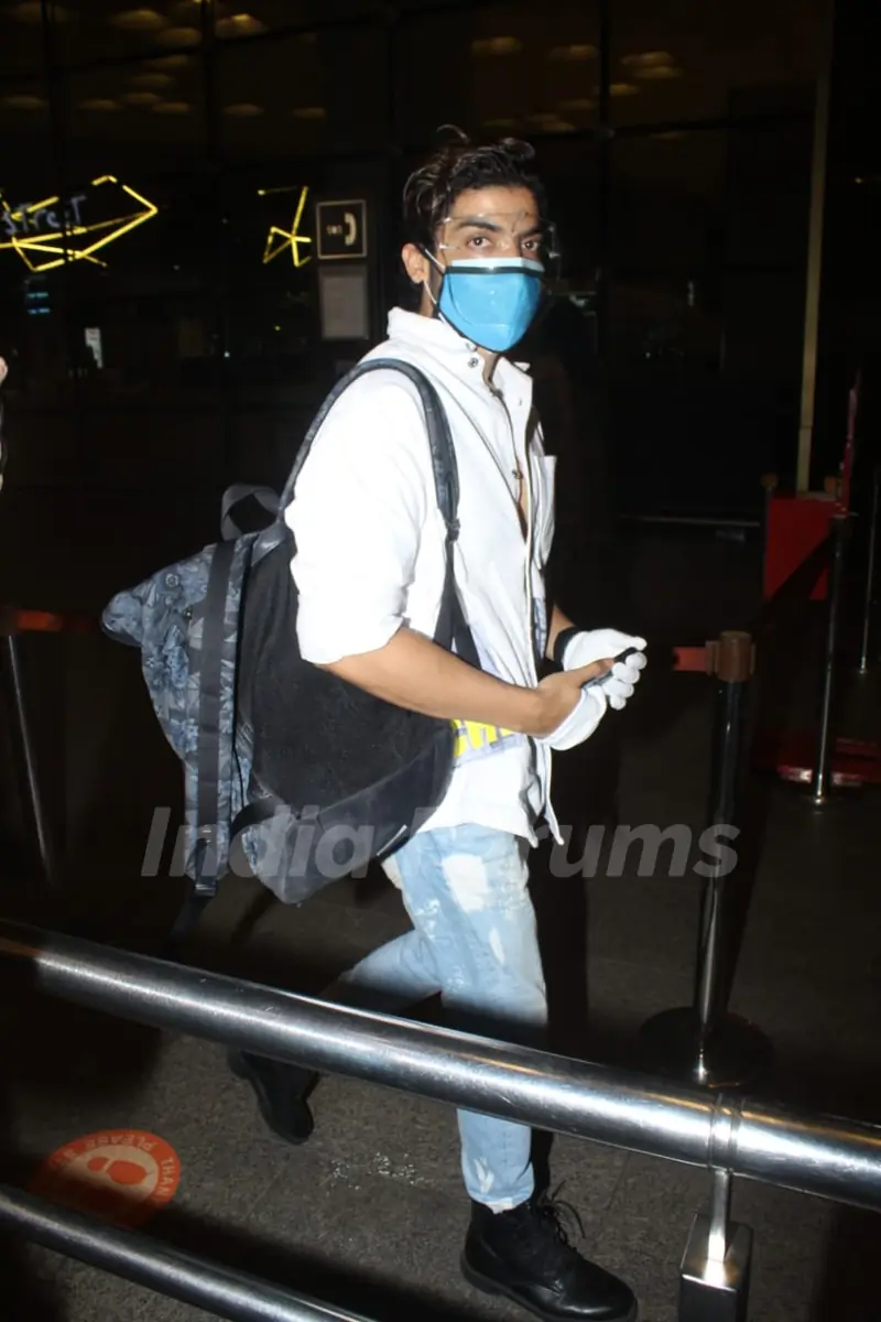 Gurmeet Choudhary snapped at airport