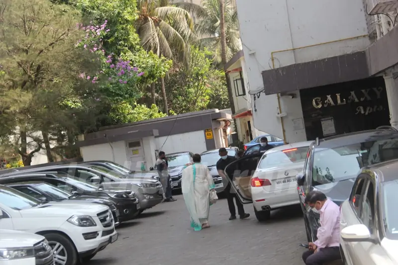 Helen spotted arriving at Salman Khan's house