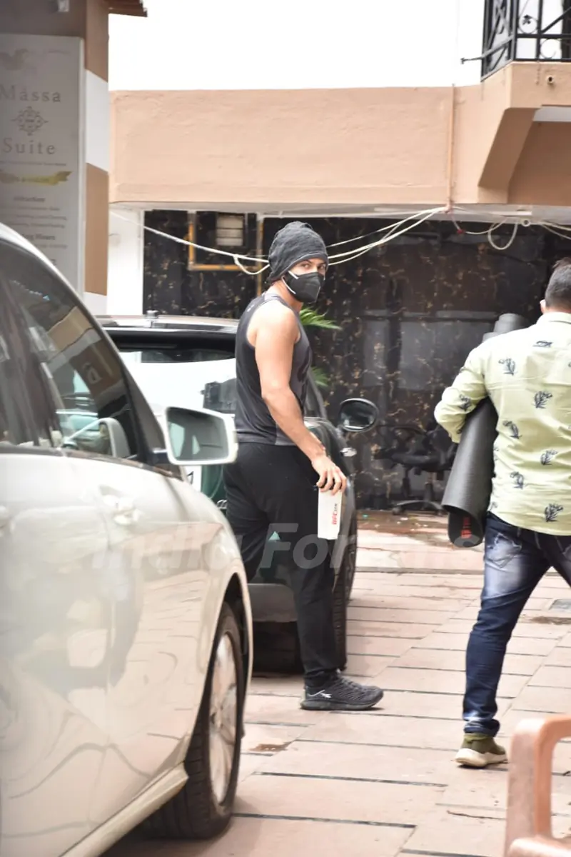 Varun Dhawan snapped outside his gym in Juhu!