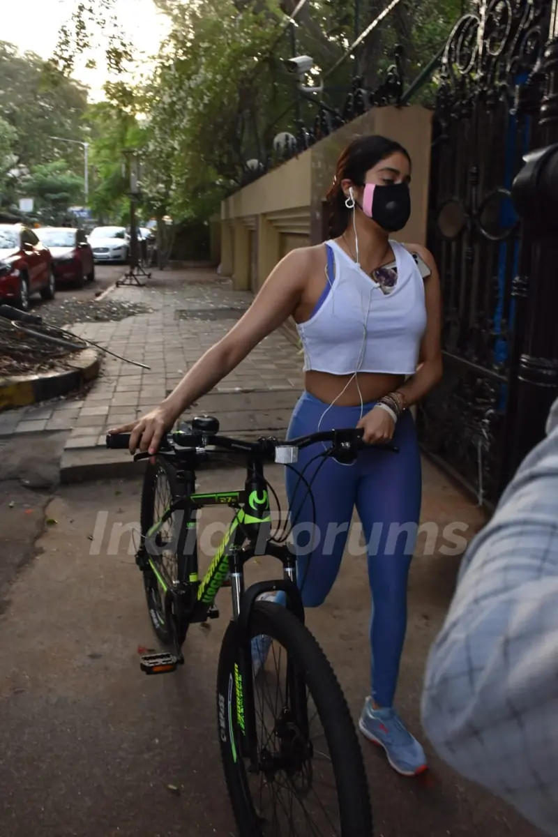 Janhvi Kapoor snapped in Lokhandwala, Andheri