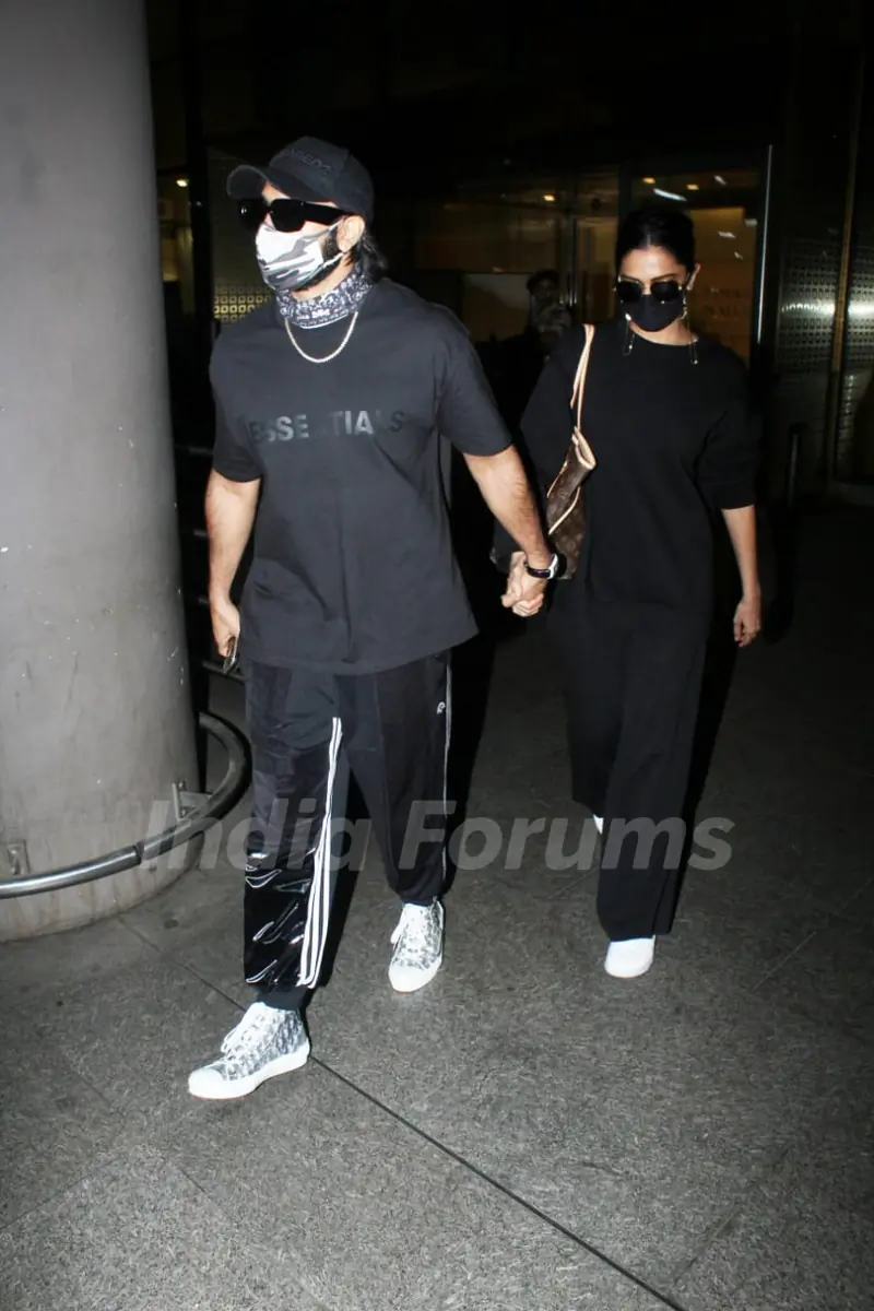 Deepika Padukone and Ranveer Singh spotted returning to Mumbai from Bengaluru