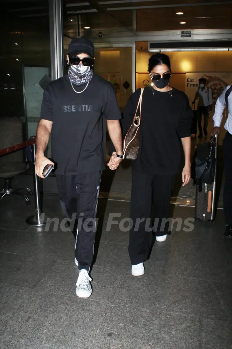 Deepika Padukone and Ranveer Singh spotted returning to Mumbai from Bengaluru