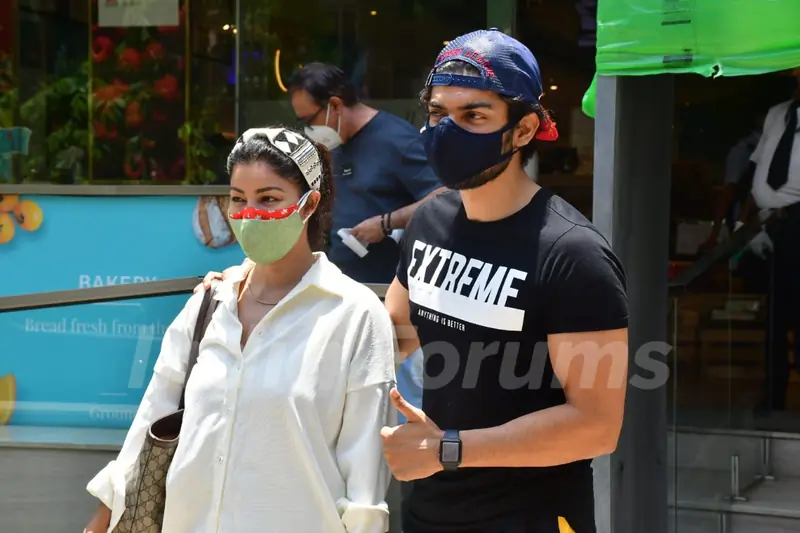 Gurmeet Chaudhary snapped with wife Debina Bannerjee Choudhary in Santacruz