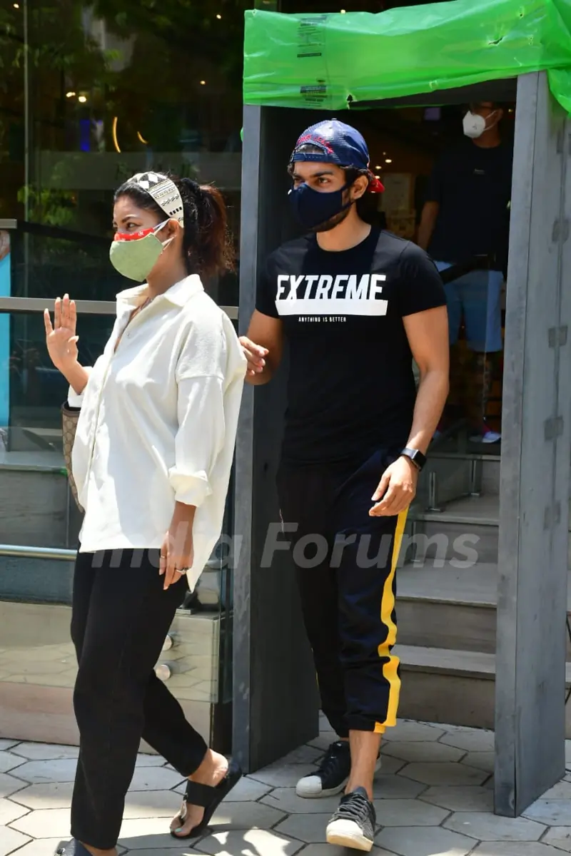 Gurmeet Chaudhary snapped with wife Debina Bannerjee Choudhary in Santacruz