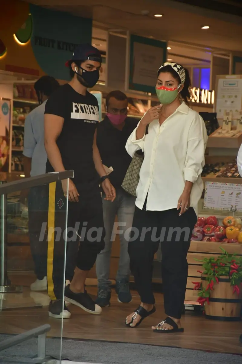 Gurmeet Chaudhary snapped with wife Debina Bannerjee Choudhary in Santacruz