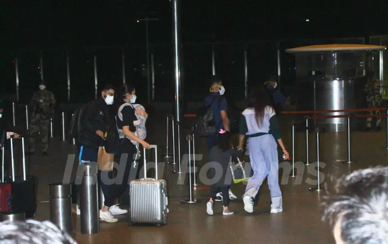 Anushka Sharma-Virat Kohli jet-off to England with daughter Vamika