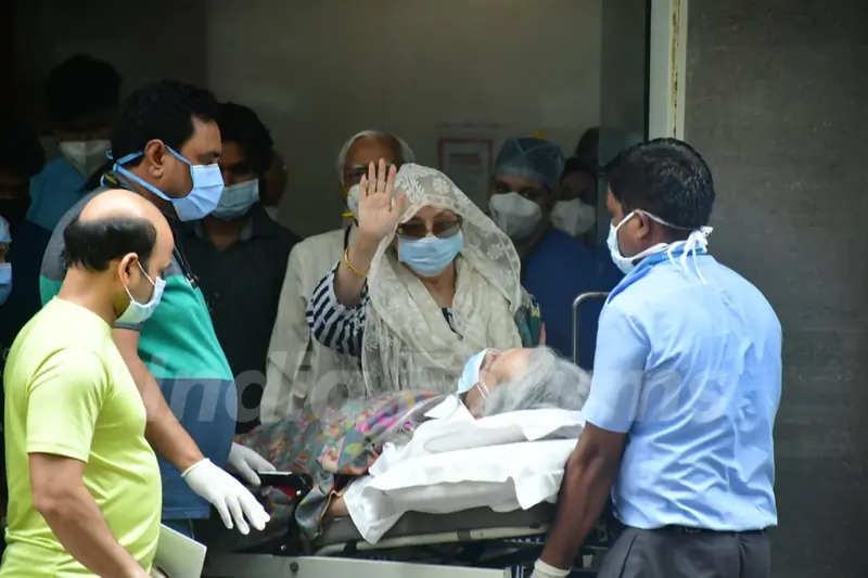 Dilip Kumar returns home after being discharged from hospital!