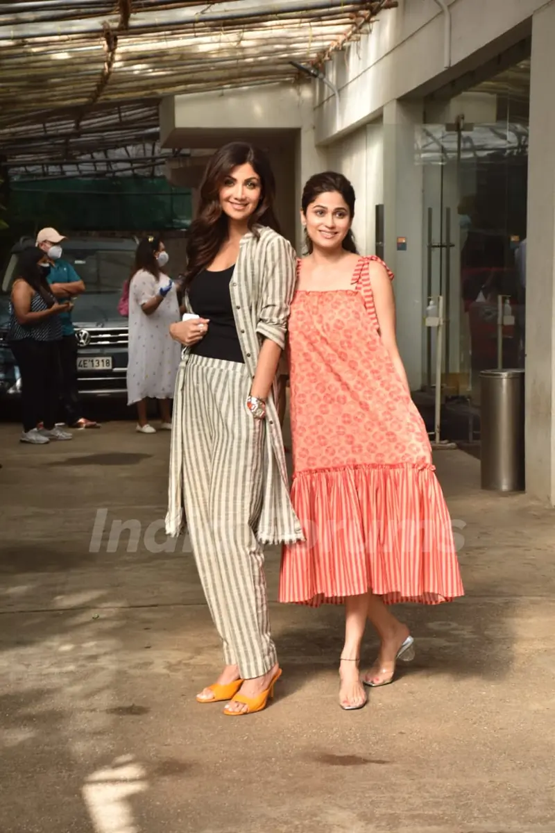 Shilpa Shetty snapped with sister Shamita Shetty at a dubbing studio