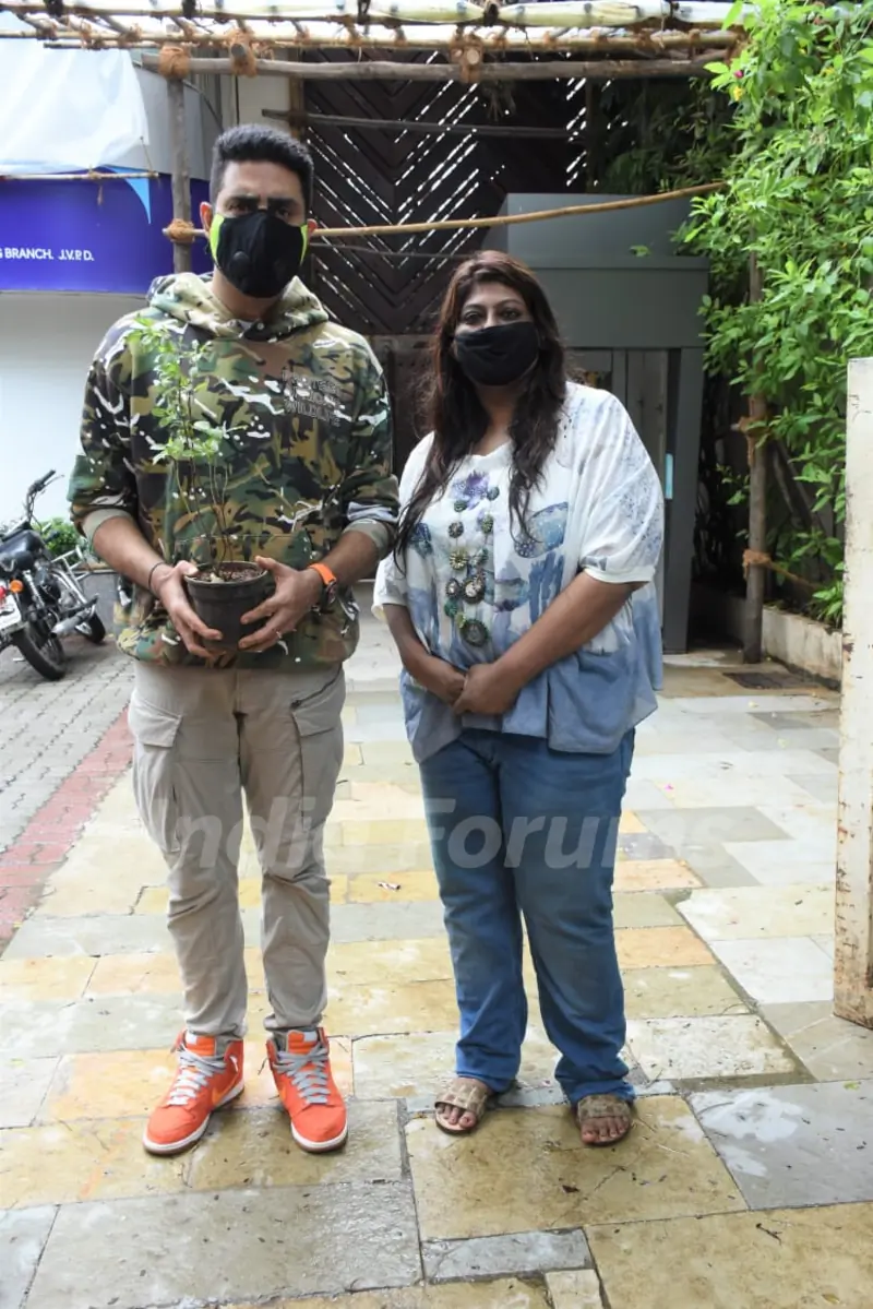 Abhishek Bachchan adopts tree with Saniya Saiyad, Vishwas Mote & Anusha Srinivasan Iyer