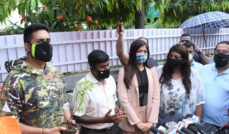 Abhishek Bachchan adopts tree with Saniya Saiyad, Vishwas Mote & Anusha Srinivasan Iyer