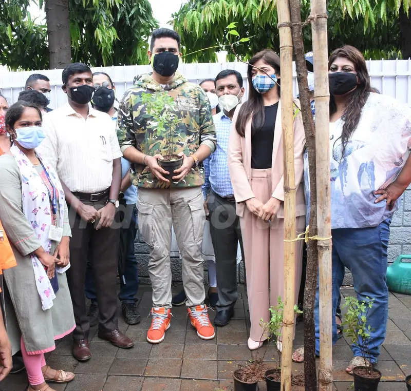 Abhishek Bachchan adopts tree with Saniya Saiyad, Vishwas Mote & Anusha Srinivasan Iyer