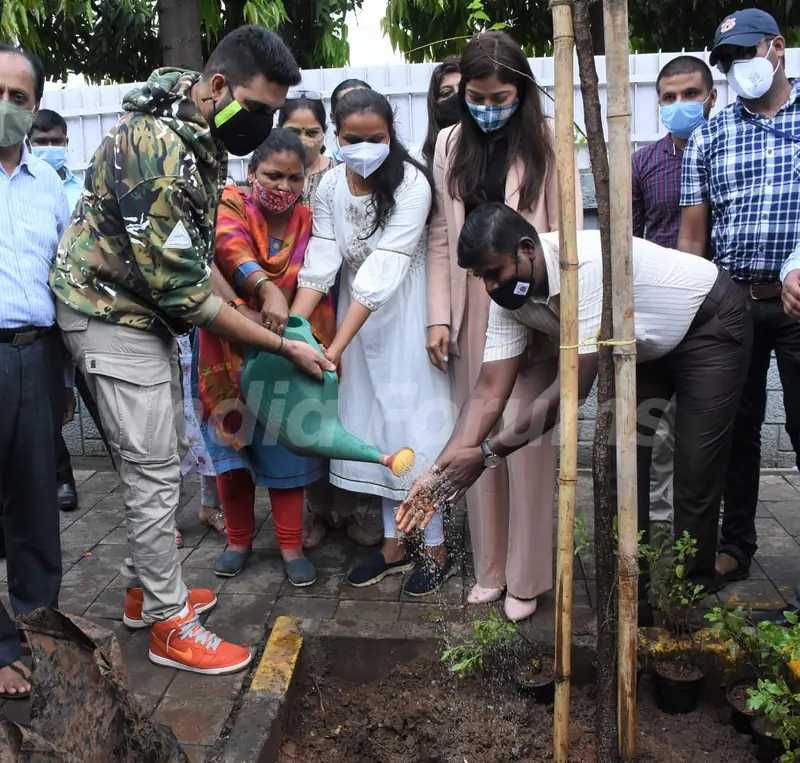 Abhishek Bachchan adopts tree with Saniya Saiyad, Vishwas Mote & Anusha Srinivasan Iyer
