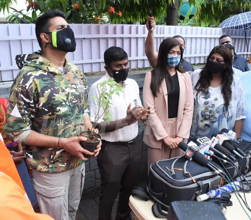 Abhishek Bachchan adopts tree with Saniya Saiyad, Vishwas Mote & Anusha Srinivasan Iyer