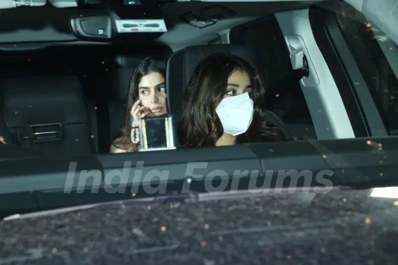 Janhvi Kapoor and Khushi Kapoor snapped at Arjun Kapoor's B'day bash in Taj Colaba 