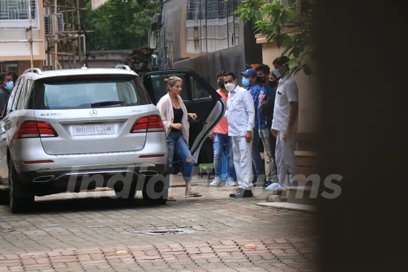 Dimple Kapadia snapped on shoot location