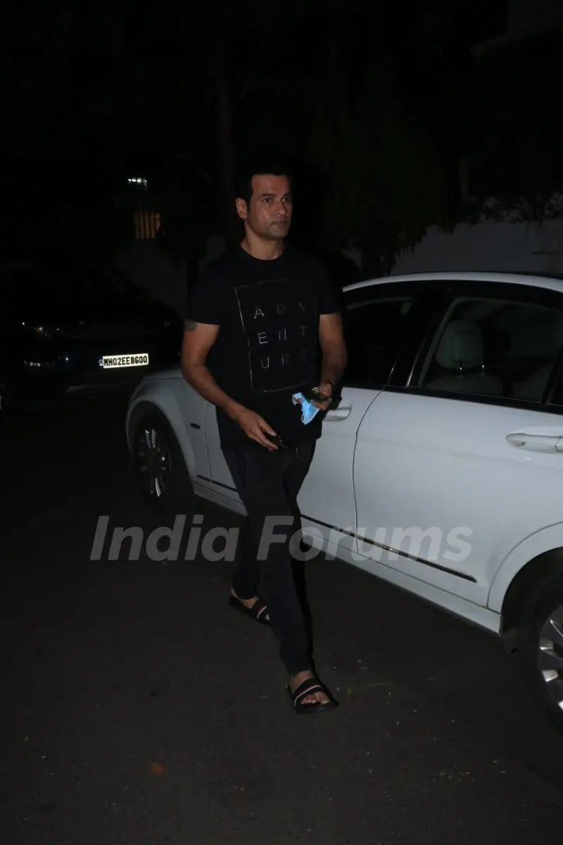Rohit Roy snapped visiting Mandira Bedi's house