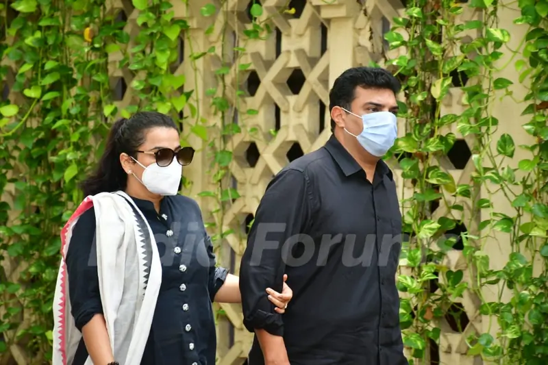 Vidya Balan and Siddharth Roy Kapur at Dilip Kumar's funeral