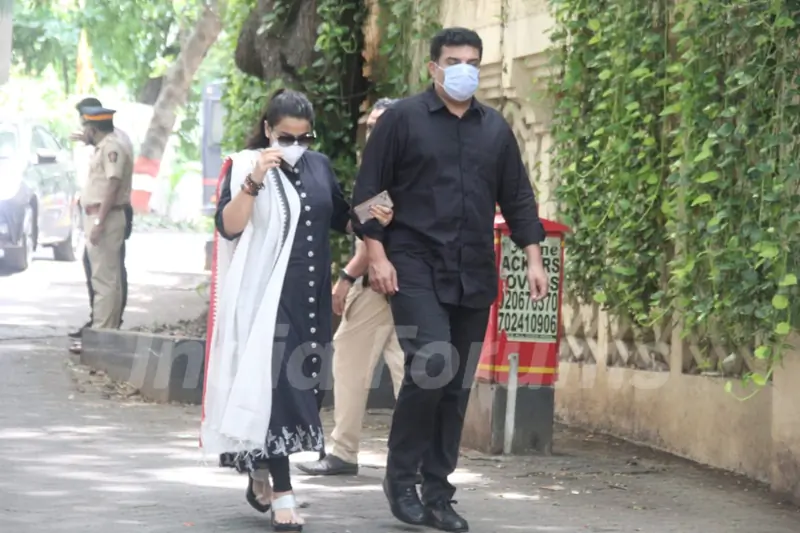 Vidya Balan and Siddharth Roy Kapur at Dilip Kumar's funeral