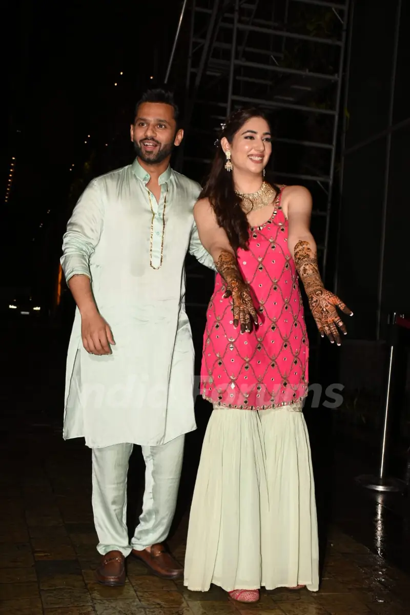 Disha Parmar flaunts her Mehendi