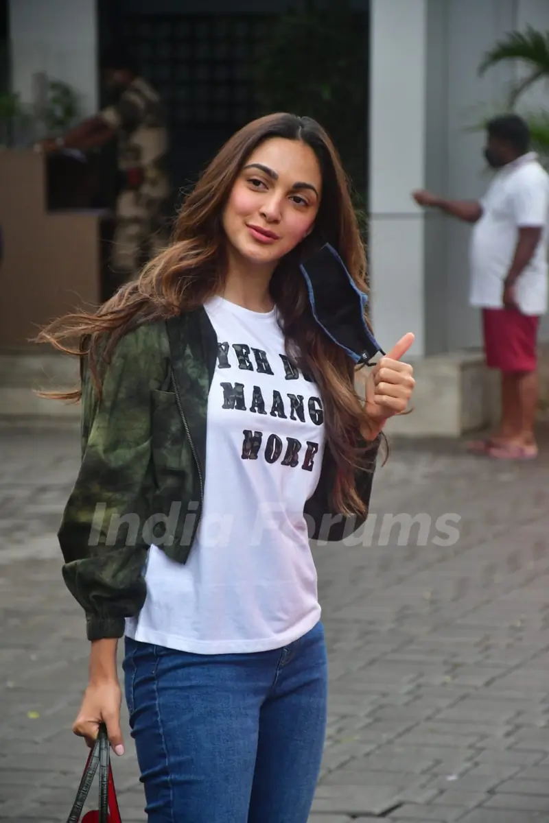 Kiara Advani snapped at Kalina airport
