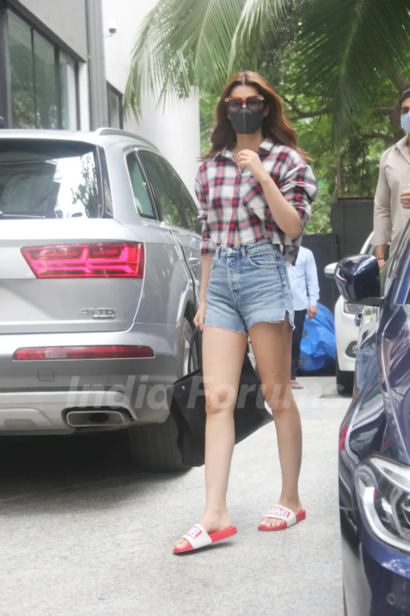 Kriti Sanon spotted at Maddock office in Santacruz