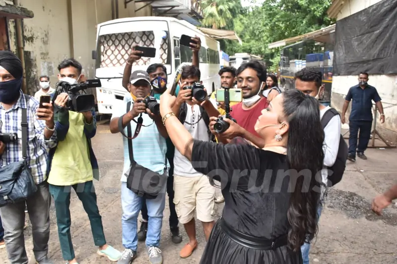 Bharti Singh clicks a selfie with paps on the sets of Dance Deewane