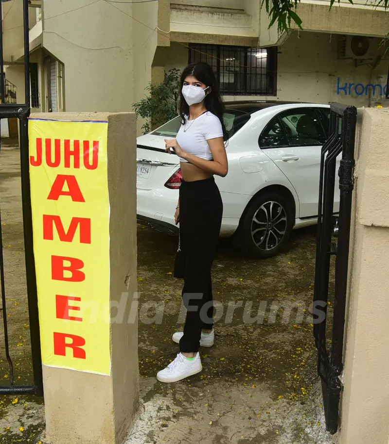 Anjini Dhawan snapped at Kromakay salon in Juhu