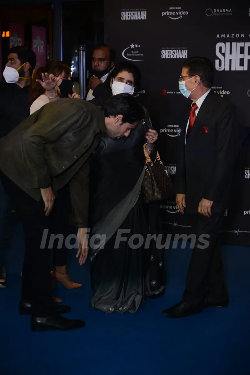 Sidharth Malhotra greets Vikram Batra's parents at the screening of Shershaah in Delhi